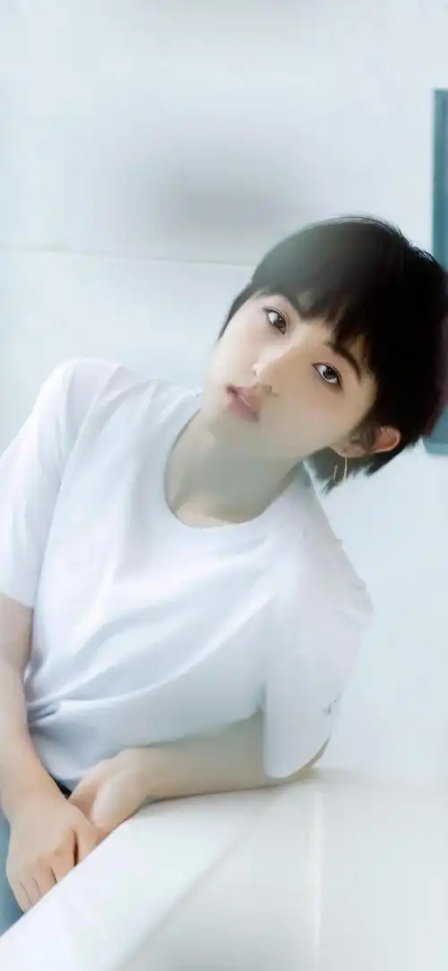 张子枫清纯短发迷人写真