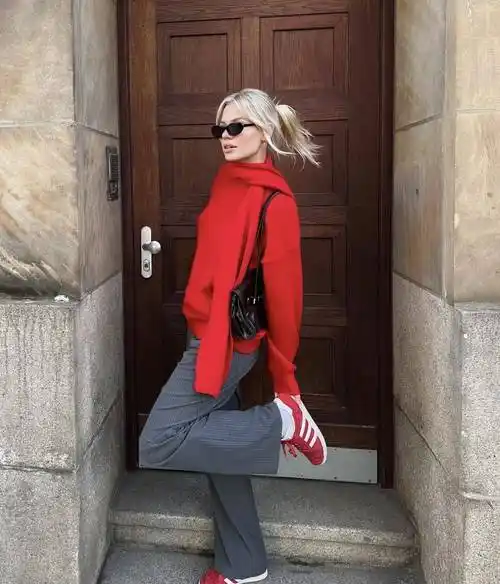 欧美ins博主掀起的风潮,初冬留白式穿搭,独属冬日里的一抹红色_粉色