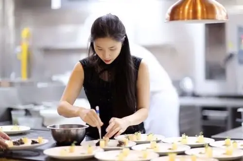 谢霆锋要求素食女厨师煮肉,遭到对方拒绝 当即转身离场!