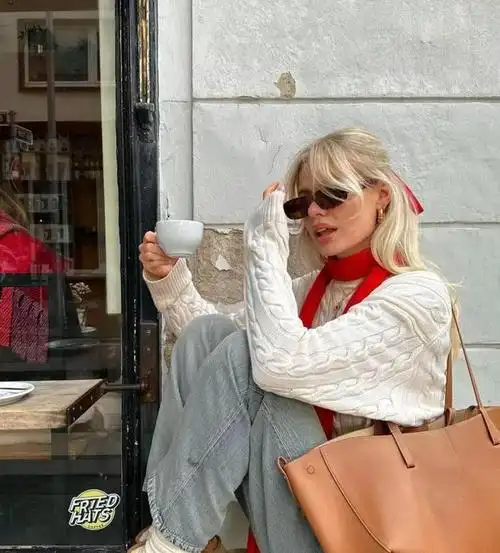 欧美ins博主掀起的风潮初冬留白式穿搭独属冬日里的一抹红色