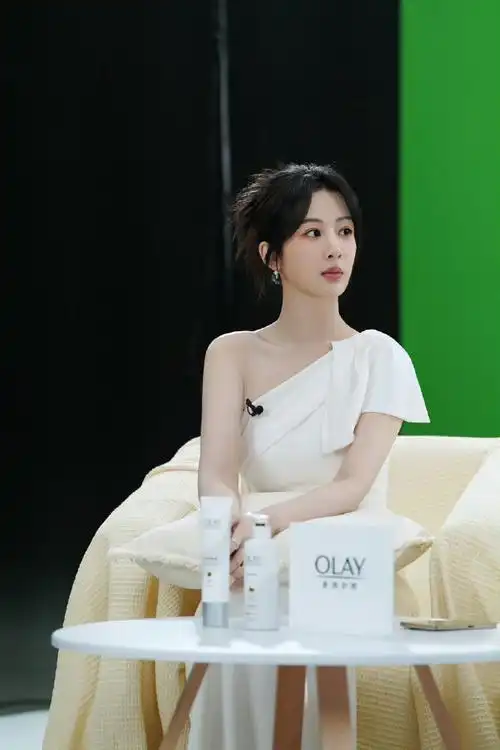 杨紫露腰短上衣#杨紫今日份直播造型出图,好温柔的紫妹