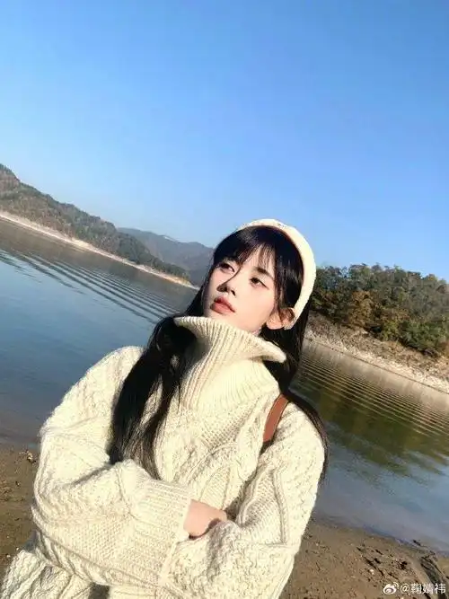 头像大户鞠婧祎更新的这组发箍和毛衣都奶fufu的寒冷的冬季