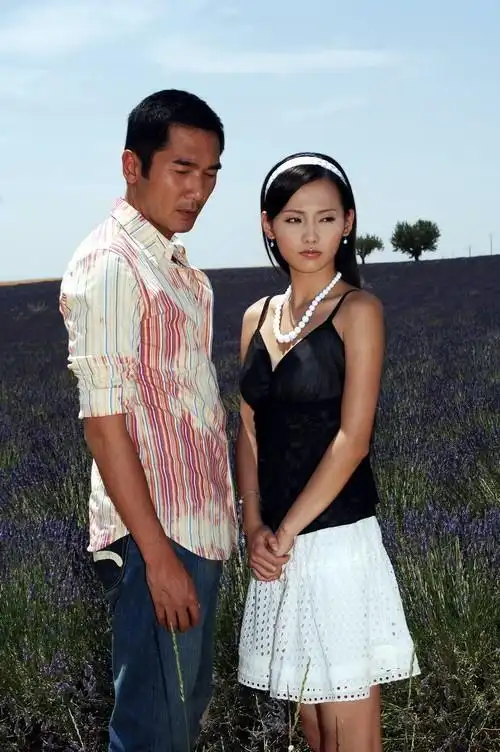 又见一帘幽梦剧照汪家有两个与众不同的女儿:姐姐绿萍(秦岚 饰)是出色