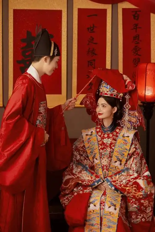 如今,虽然不举办传统中式婚礼,但婚纱照也能让我们体验一把汉服大婚的