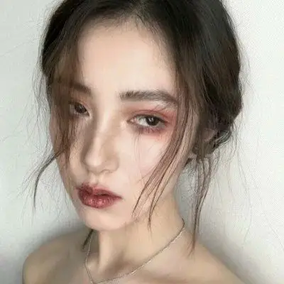 气质女人味的微信头像-高冷女神冷酷眼神秒杀所有