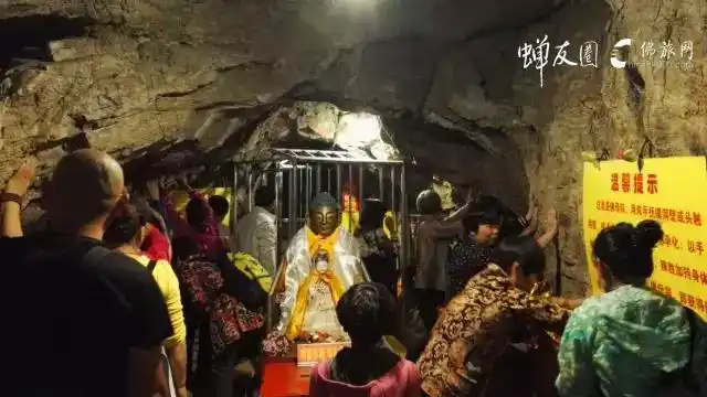 佛母洞又称千佛洞,坐落在五台山南台东南支脉接近山顶的地方,是五台山