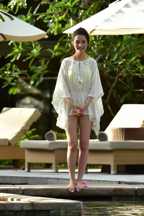 李沁 魏大勋《我们相爱吧》泳池戏水剧照#给魏大勋吹头发的是李沁