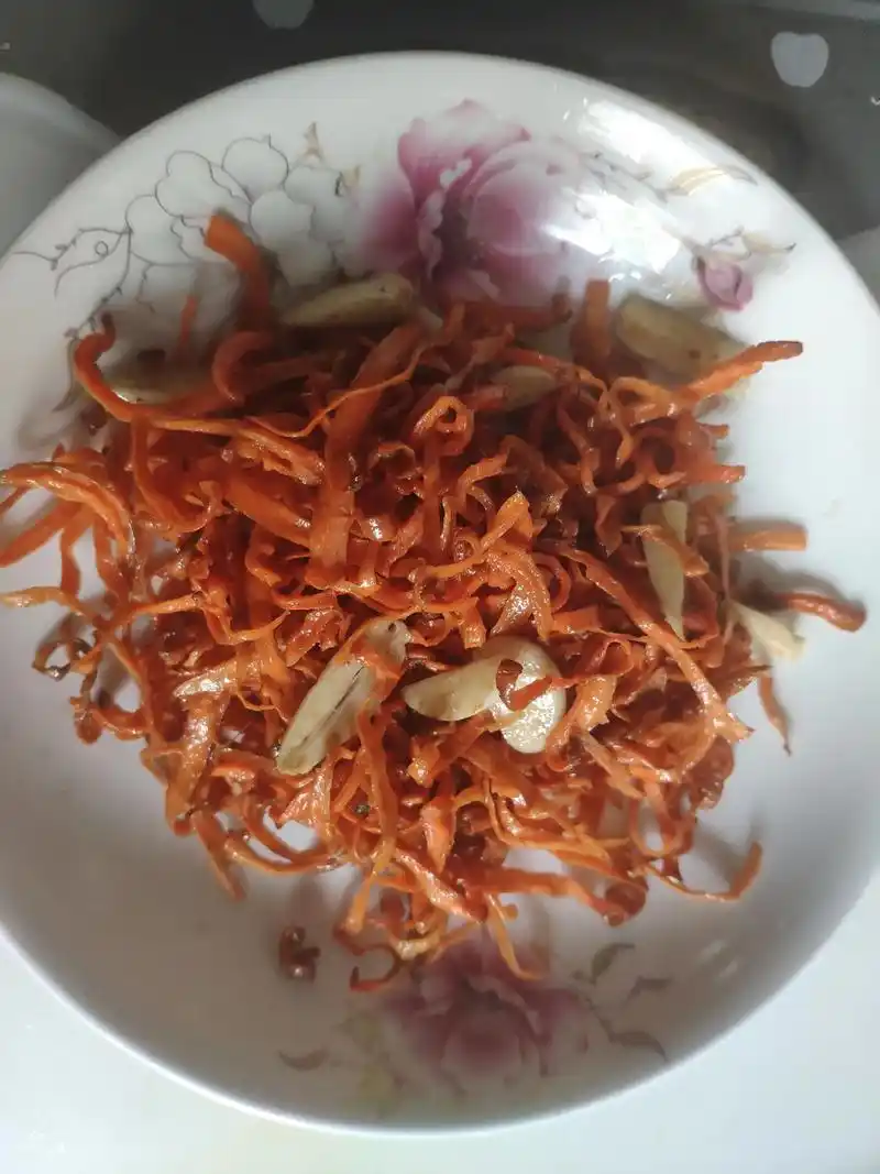 今日美食分享:胡萝卜咸菜(配料晒了3天的胡萝卜丝,香油,蒜, - 抖音