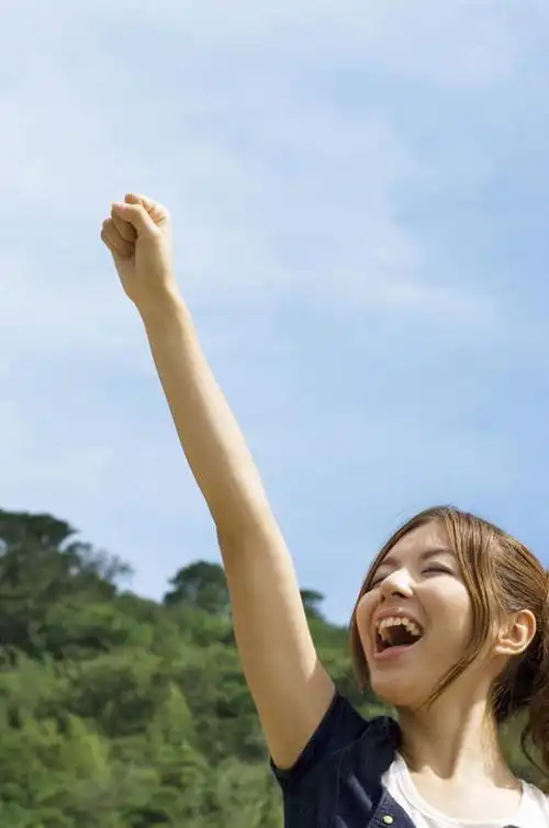 东方人,一个人,笑,大笑,竖图,室外,白天,仰视,兴奋,树林,植物,亚洲,仅