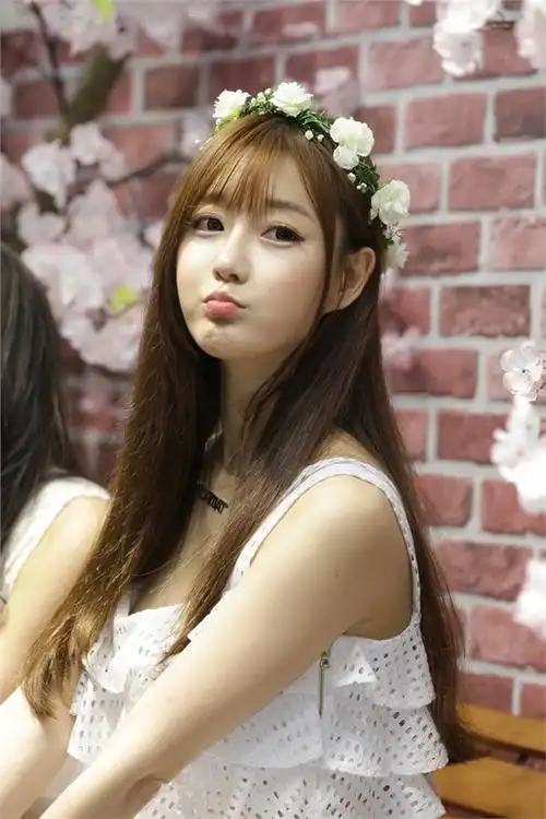 20:40:49超清纯可爱美女生活照 嘟小嘴卖萌迷倒宅男真人 婚纱香榭丽舍