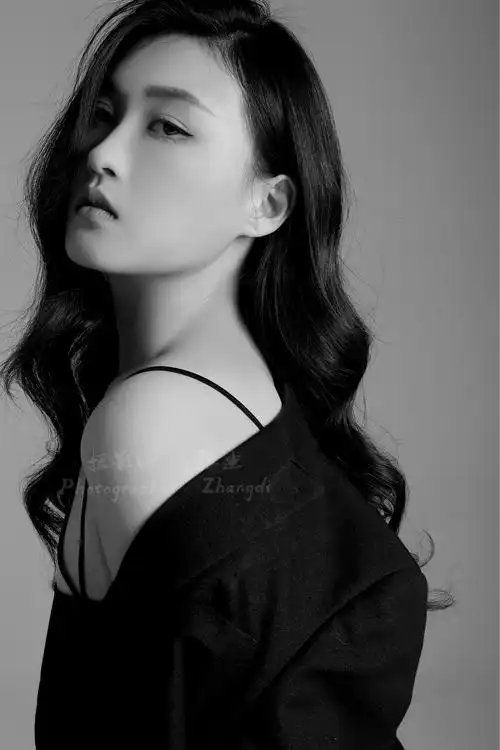 摄影师张迪的写真摄影作品《黑白女头》