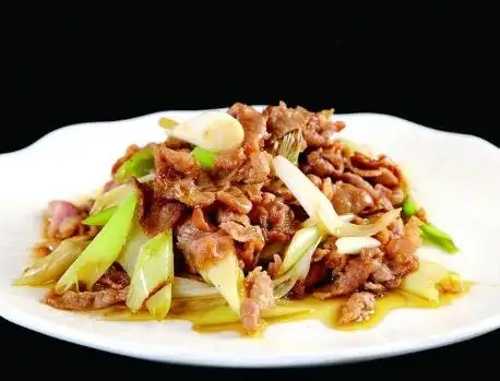 葱爆羊肉怎样做不膻?不用腌不用泡,3分钟就出锅,鲜香嫩滑特香