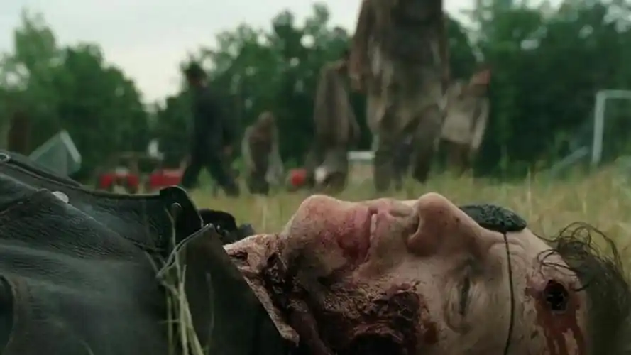 我最近一直在看行尸走肉.我只想知道总督最后死了没有.在第几季死的.