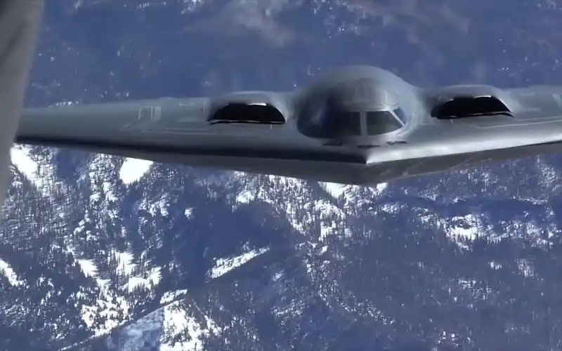 美国b2幽灵隐形轰炸机空中加油训练画面